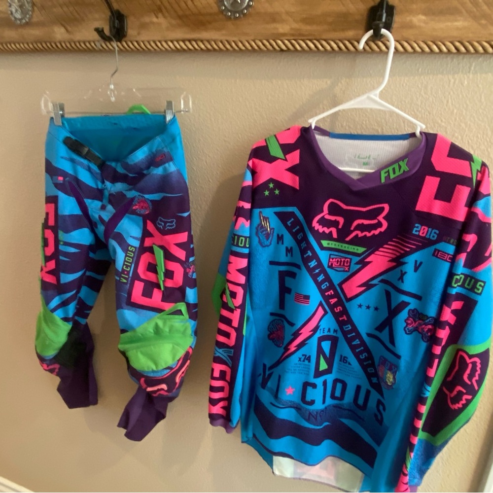 Women’s Fox moto gear.  A snag in shirt and A scuff in pants as shown in pics